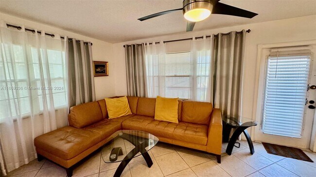 Foto del edificio - 116 Westbury E