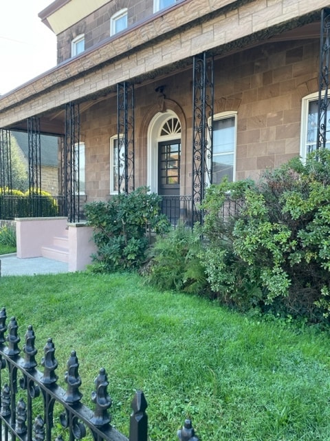 Entrada por el porche delantero - 8139 Frankford Ave