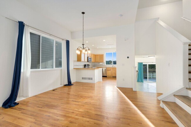 Foto del edificio - Open Space Views at this 3-Bedroom, 3-Bath...