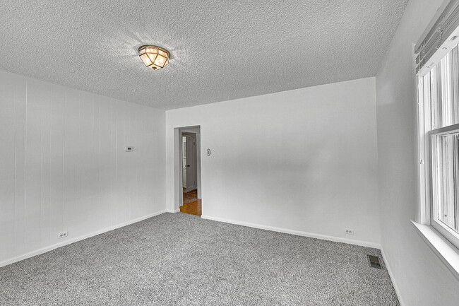 Building Photo - $3,000- Location! 2 Bed 2.5 Bath 2 Non-Con...