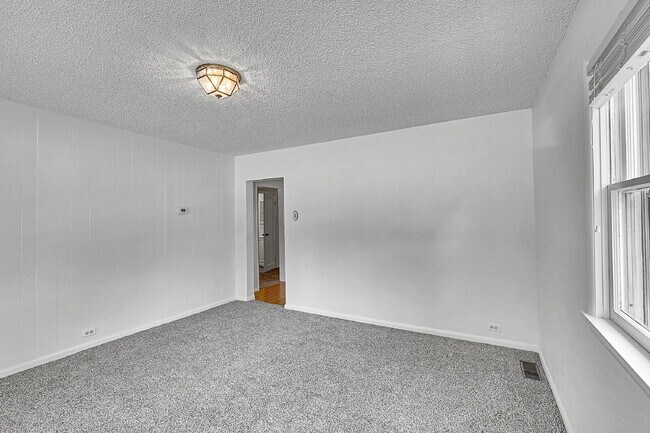 Foto del edificio - $3,500- Location! 2 Bed 2.5 Bath 2 Non-Con...