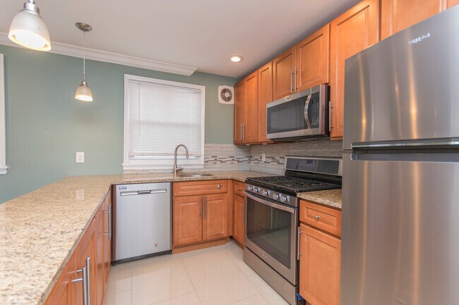 Building Photo - 533 Glenview St