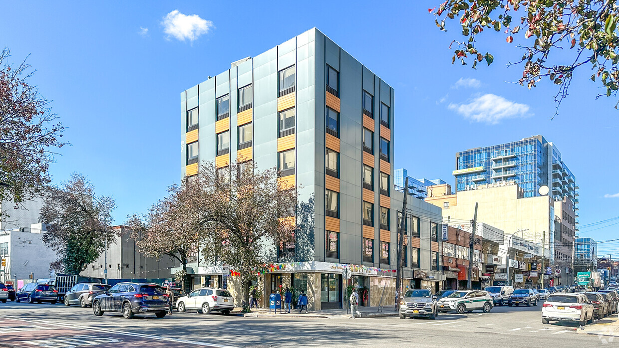 135-35 Northern Blvd - RKO Plaza