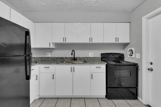 Foto del edificio - 1 Bed / 1 Bath – Updated Kitchen and Bathroom–  price reduced to $1,050/month (Water Included)