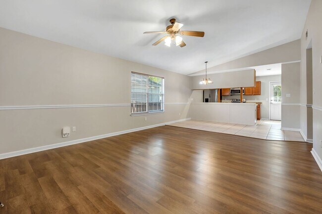 Foto del edificio - Cozy 3 Bedroom, 2 Bathroom abode with 2 car garage