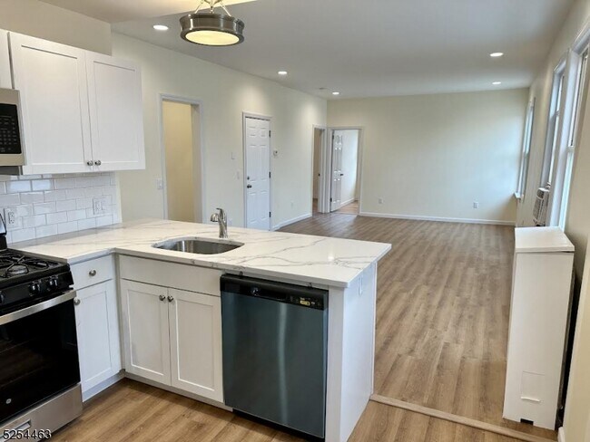 Building Photo - 55 Walnut St