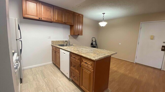 Foto del edificio - 8601 International Ave #277