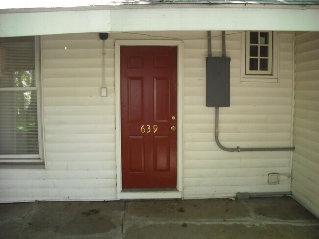 Foto del edificio - LARGE DOWNSTAIRS 1 Bedroom apartment