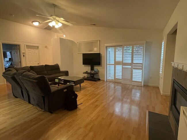 Foto del edificio - Fantastic East Davis 3 bedroom available for summer move in!