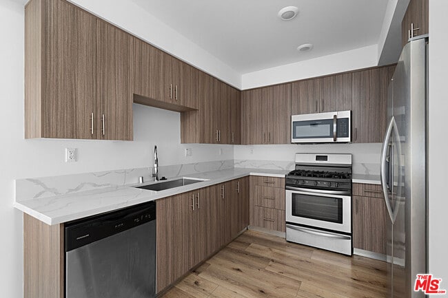 Foto del edificio - 5229 Willowcrest Ave