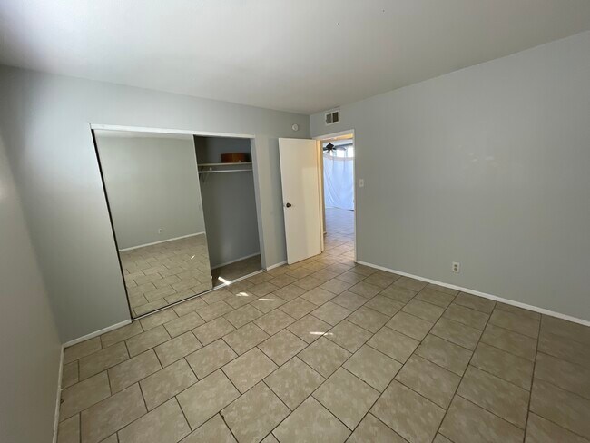 Foto del edificio - 3380 Brussels St