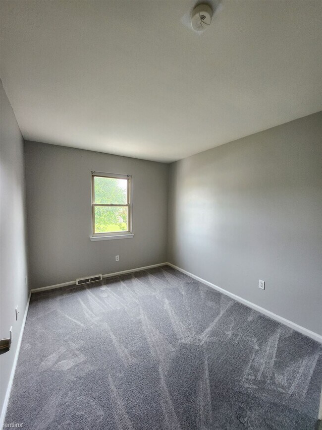 Building Photo - 3 br, 1.5 bath Townhome - 52 Forest Creek ...