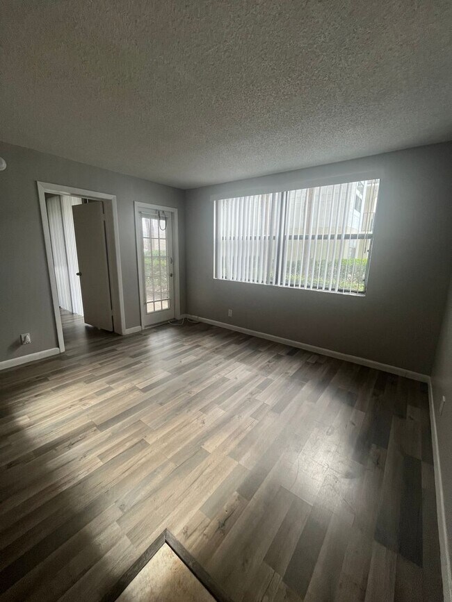 Photo - ONE BEDROOM ONE BATHROOM! Waterfront Commu... Apartment