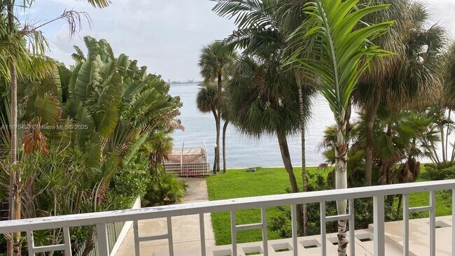 Building Photo - 500 Bayview Dr