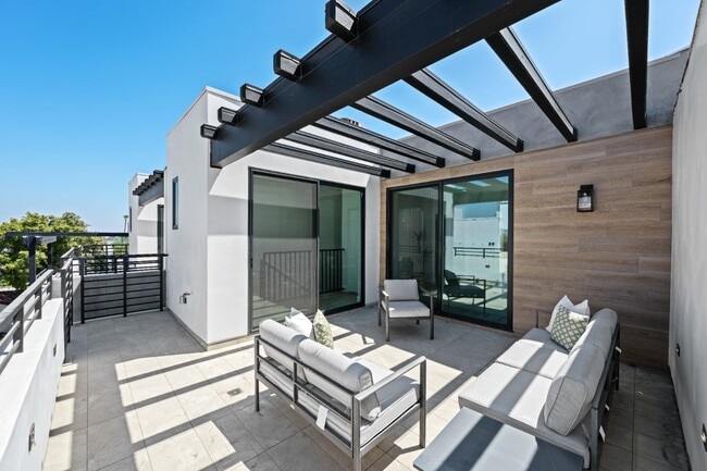 Building Photo - Stunning brand-new 3 Bedroom 4 Bathroom townhouse with private garage and rooftop balcony!