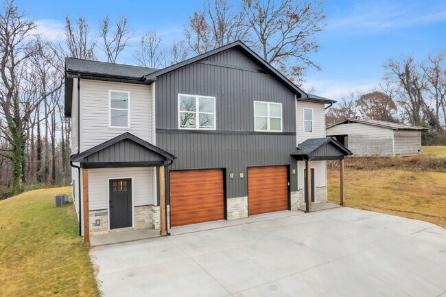 Building Photo - Updated 3-Bedroom, 2.5-Bathroom Townhome Gem in Landrum