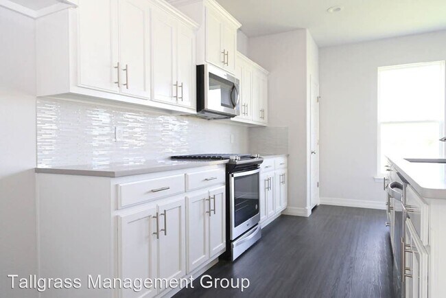 Building Photo - 3 br, 2.5 bath House - 7021 E Oak Ridge