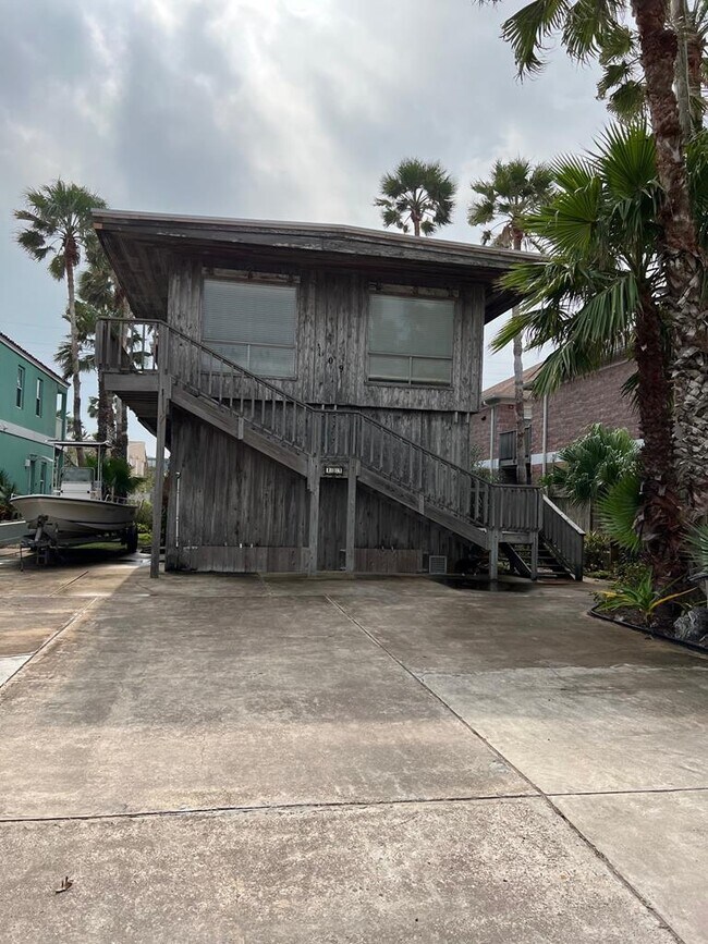 109 E Marlin St, South Padre Island, TX 78597