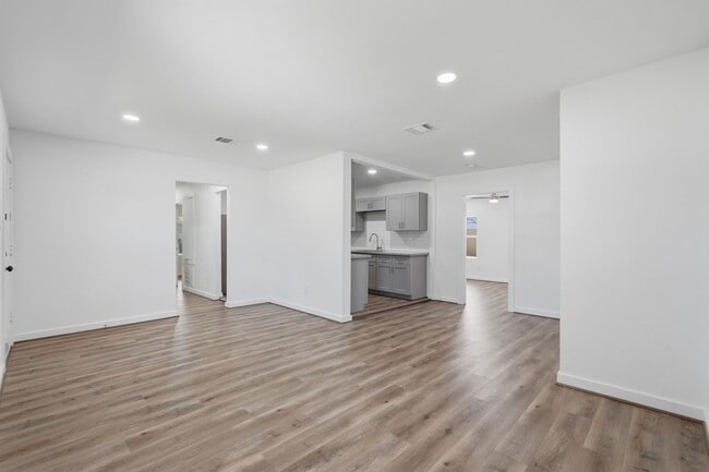 Building Photo - 5962 Ridgeway Dr