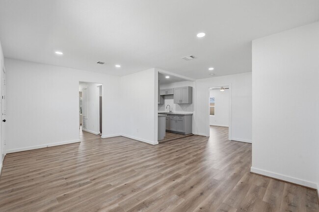 Foto del edificio - 5962 Ridgeway Dr