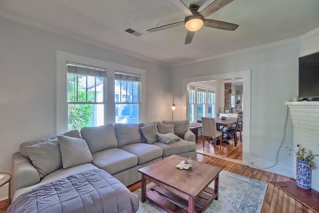 Building Photo - Adorable Bungalow in Highly Sought-After C...