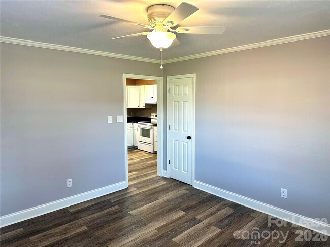 Foto del edificio - 2121 Charlotte Hwy