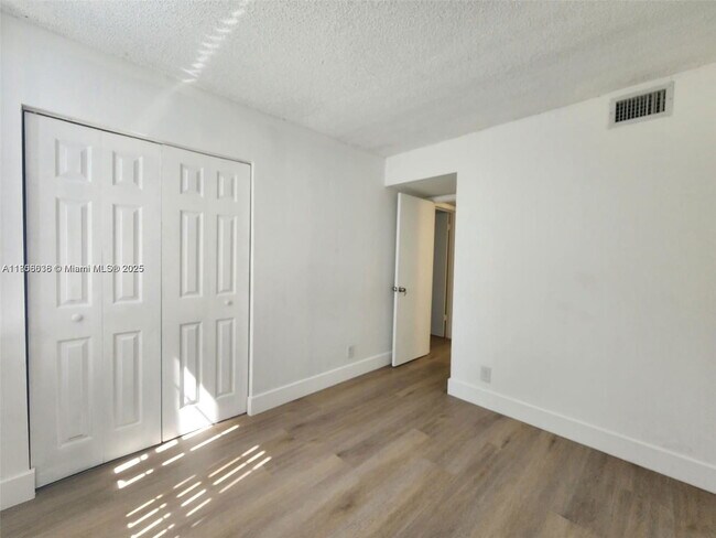 Building Photo - 210 Lake Pointe Dr