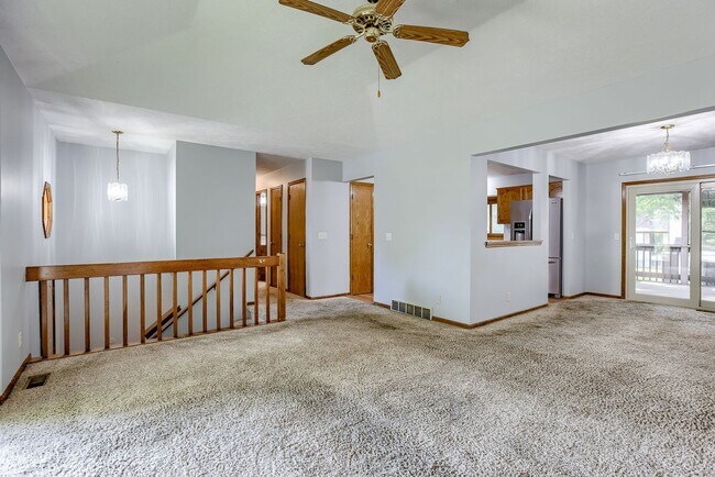 Building Photo - Great Location!!