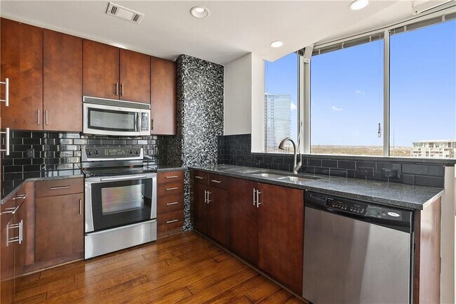 Building Photo - 360 Nueces St