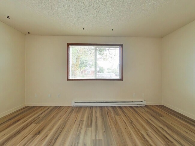 Building Photo - 2 Bedroom Apartment ~ Close to Campus