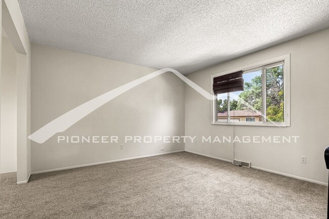 Building Photo - Lovely Home With Spacious Fenced Back Yard...