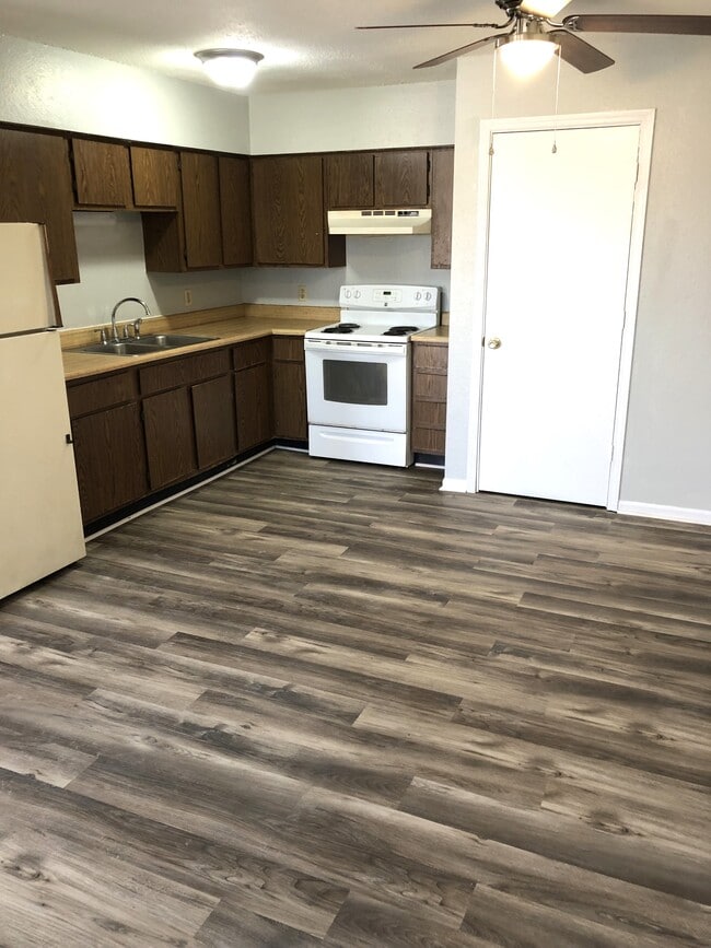 Building Photo - Parkway Village Apartments