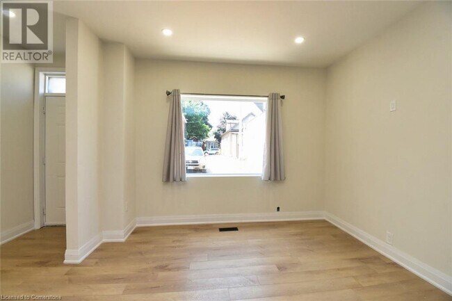 Building Photo - 126 Evans St