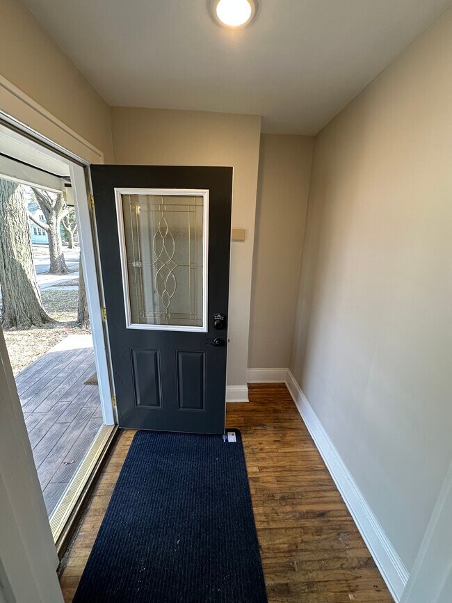 Foto del edificio - 235 Logan Ave N