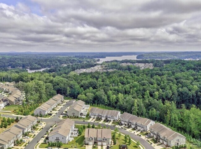 Foto del edificio - 3 br, 2.5 bath Townhome - 915 Emma Kate Court