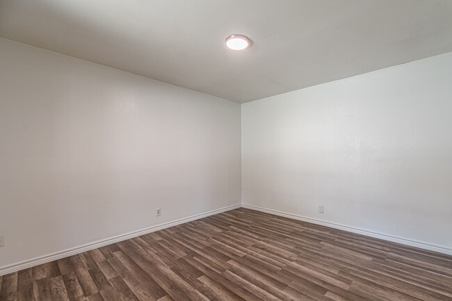 Foto del edificio - 6142 Lawn Valley Dr