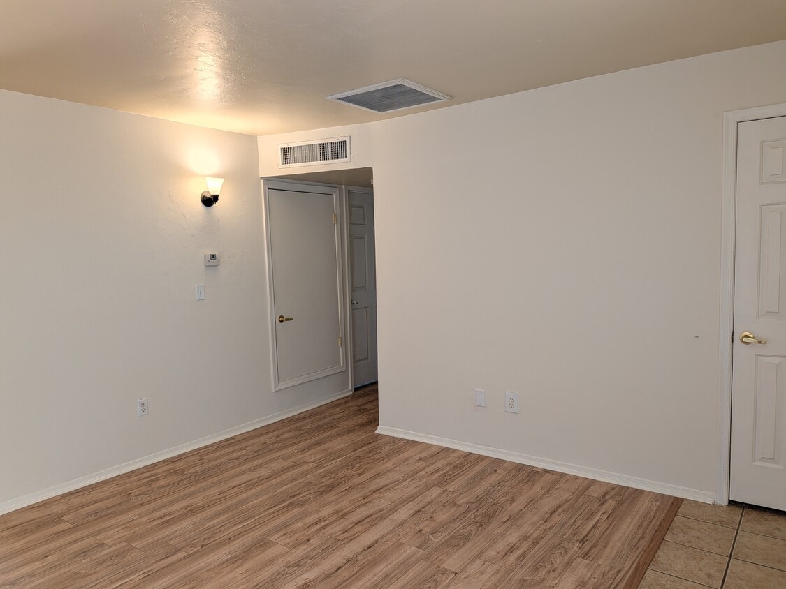 Building Photo - 350 N Silverbell Rd