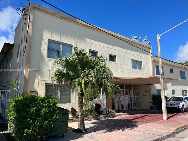 Foto del edificio - 8420 Byron Ave