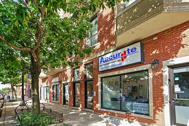 Foto del edificio - 2409 S Oakley Ave