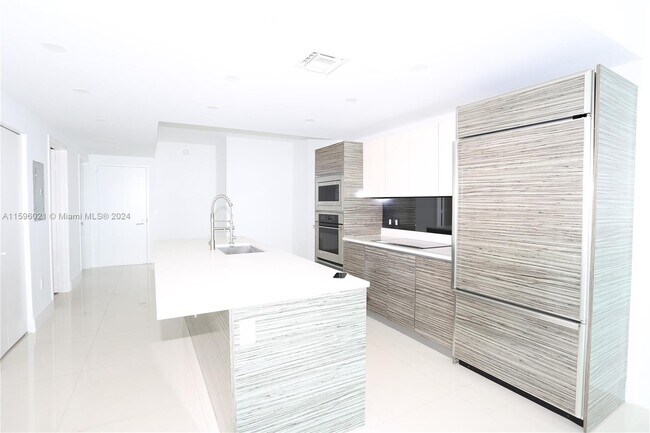 Building Photo - 460 NE 28th St