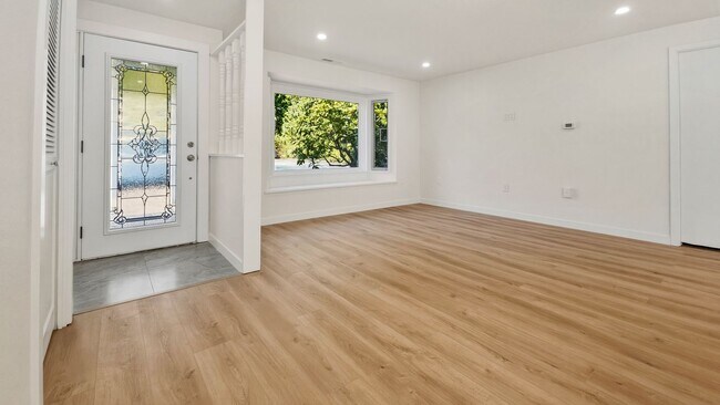 Foto del edificio - Fully Remodeled 2 Bed 2 Bath Front Unit in Prime Lynnwood Location