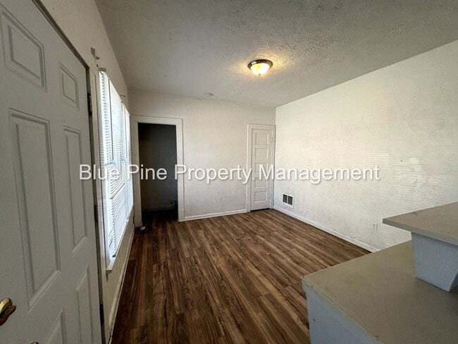 Building Photo - 915 N Hayes Ave