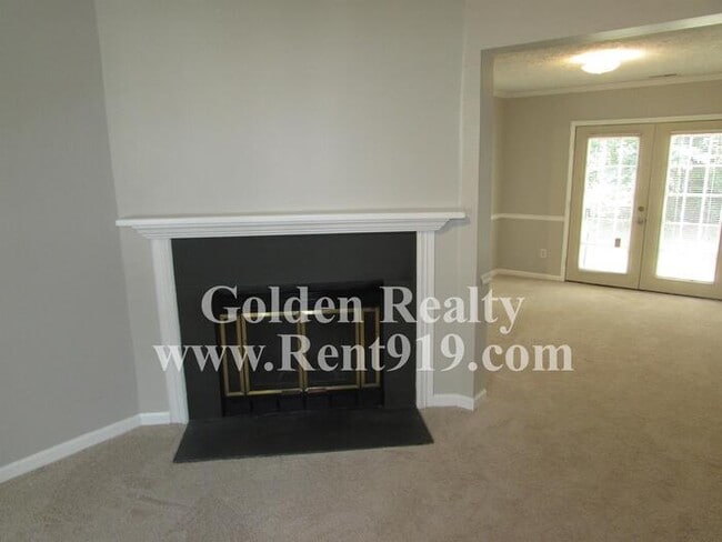 Building Photo - MOVE IN READY, END UNIT in Raleigh!!