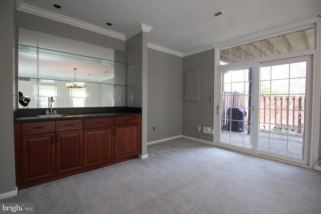 Foto del edificio - 6423 Little Potters Ln