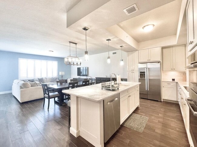 Building Photo - 1044 Bay Colony Dr S