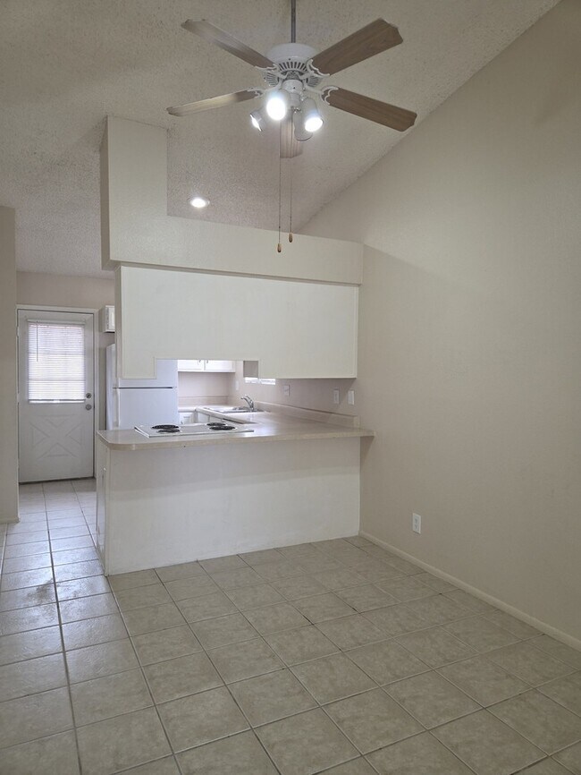 Foto del edificio - 2 bedroom 1 bath with covered parking