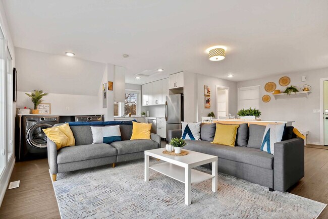 Building Photo - 74 Elma St W