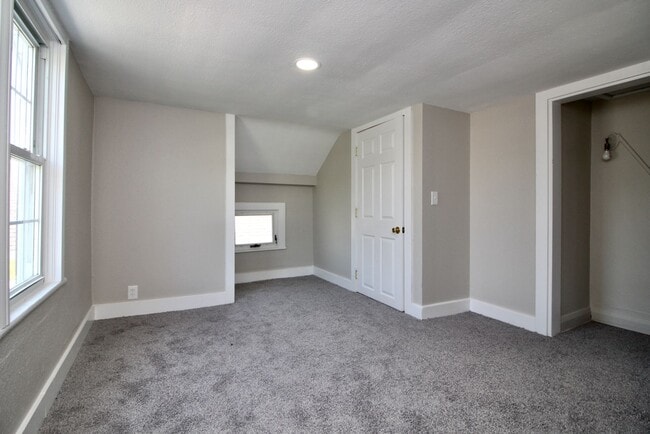 Building Photo - Three bedroom with 1 and a half bath tradi...