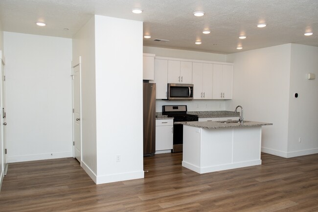 Building Photo - 459 W 15 S