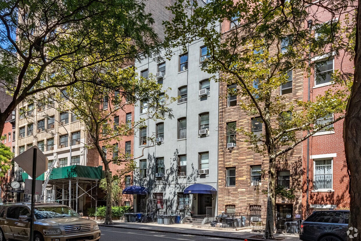 Building Photo - 37-39 W 16th St